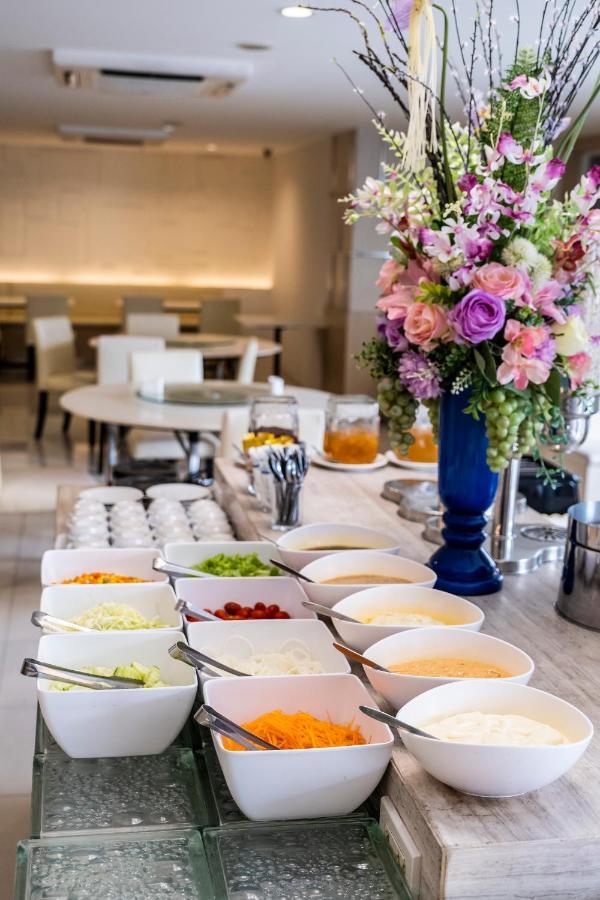 The Airport Courtyard Suvarnabhumi Airport Bangkok Exterior foto A buffet at a hotel