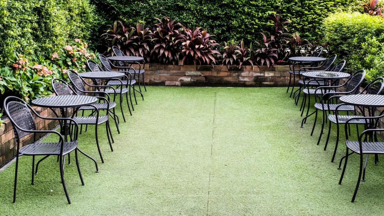 The Airport Courtyard Suvarnabhumi Airport Bangkok Exterior foto The garden at the rear of the house