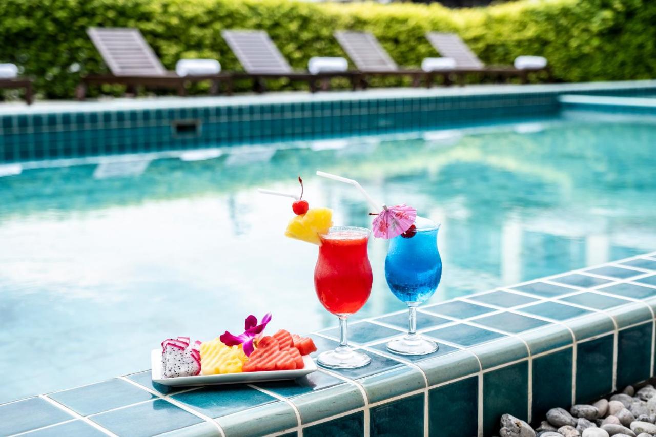 The Airport Courtyard Suvarnabhumi Airport Bangkok Exterior foto Poolside at the hotel