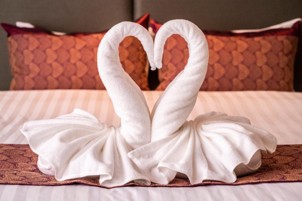 The Airport Courtyard Suvarnabhumi Airport Bangkok Exterior foto Towel swans