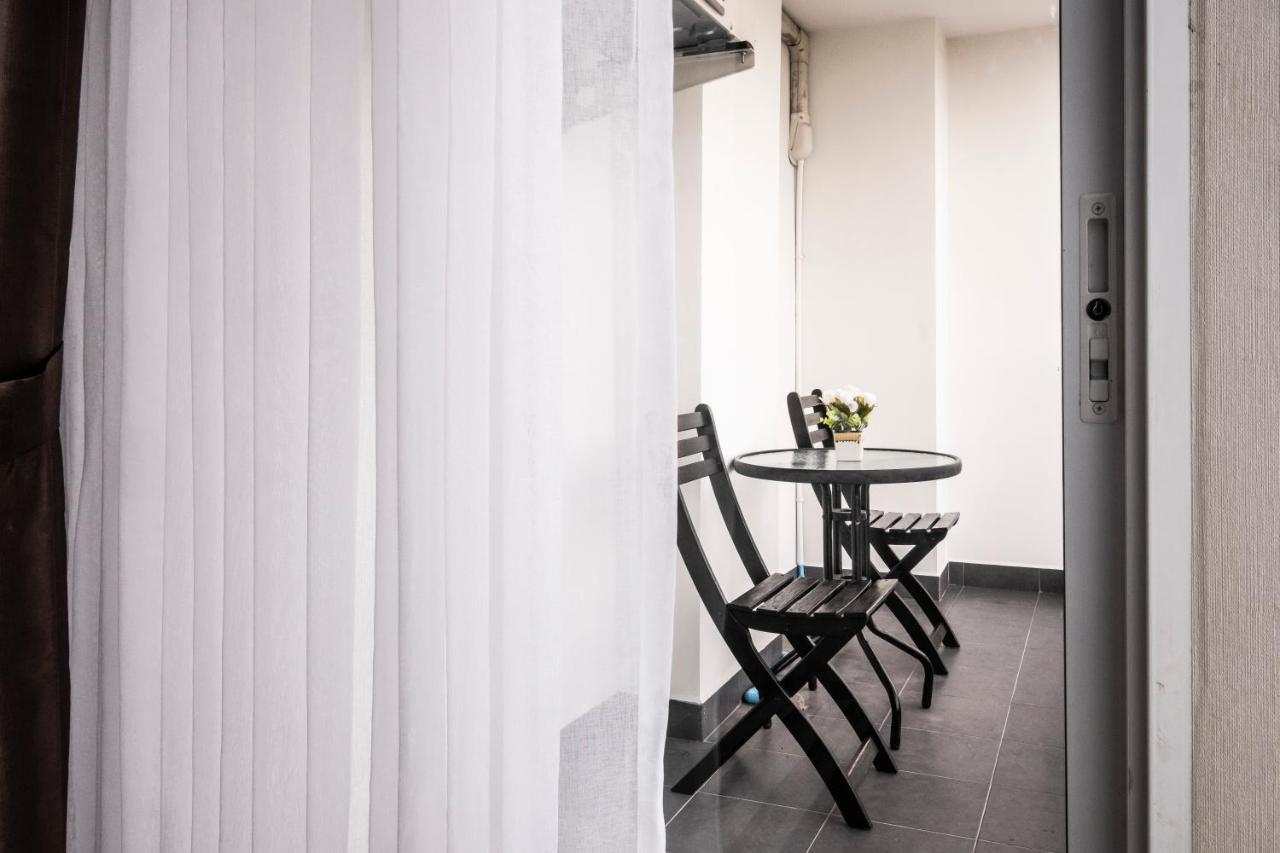The Airport Courtyard Suvarnabhumi Airport Bangkok Exterior foto A balcony in a hotel room