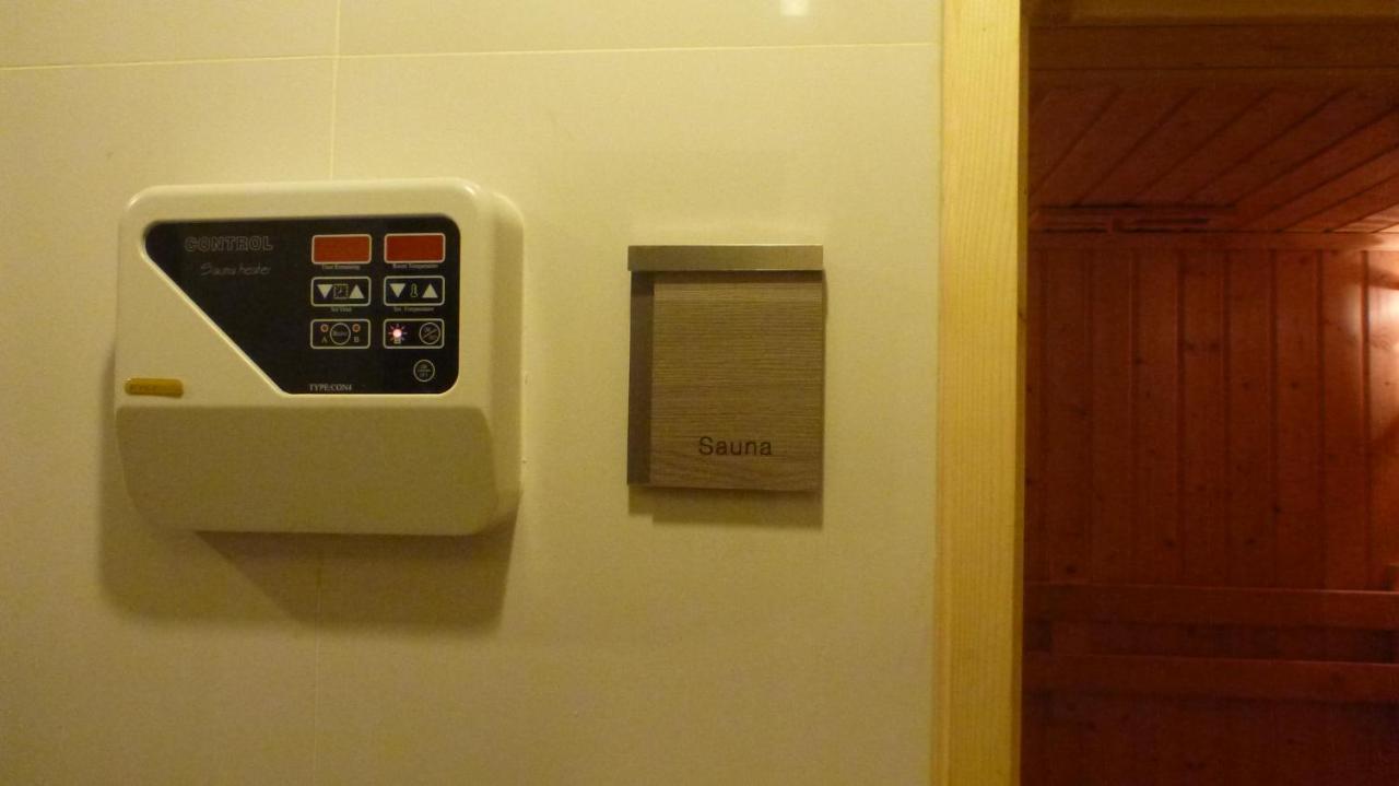 The Airport Courtyard Suvarnabhumi Airport Bangkok Exterior foto A shower panel
