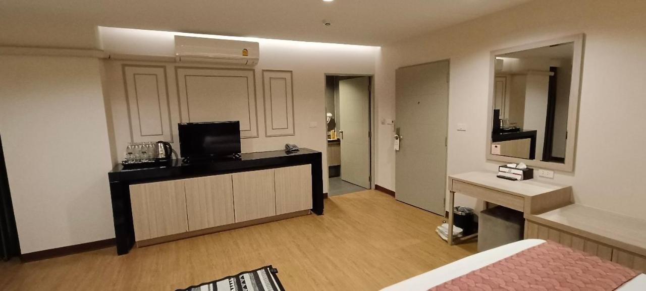 The Airport Courtyard Suvarnabhumi Airport Bangkok Exterior foto A room at the hotel