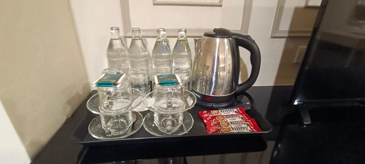 The Airport Courtyard Suvarnabhumi Airport Bangkok Exterior foto Bottled water and a kettle in a hotel room